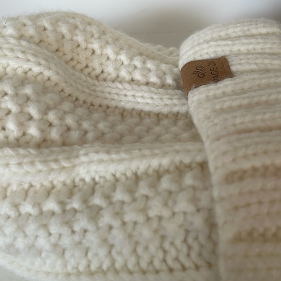 Page One Beanie Women with Furry Pom Pom Cream Color - Picture 10 of 11